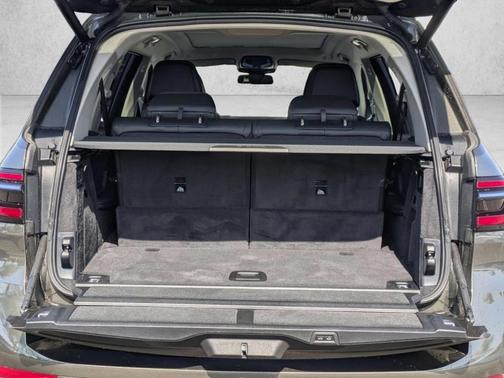Manhattan Green Metallic 2026 BMW X7 xDrive40i