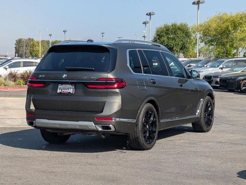 Manhattan Green Metallic 2026 BMW X7 xDrive40i