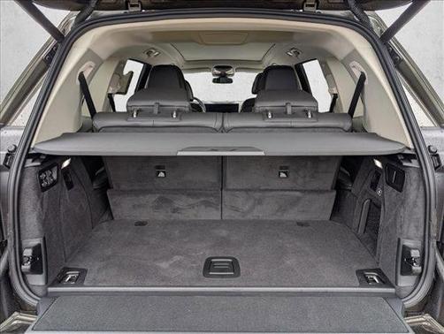 Manhattan Green Metallic 2026 BMW X7 xDrive40i