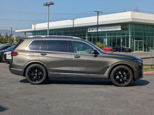 Manhattan Green Metallic 2026 BMW X7 xDrive40i