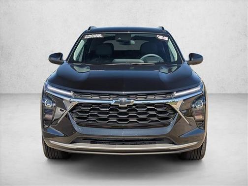 Mosaic Black Metallic 2025 Chevrolet Trax LT