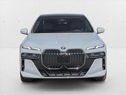 2025 BMW 740 i