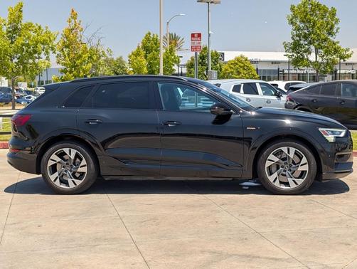 Mythos Black Metallic 2022 Audi e-tron Premium