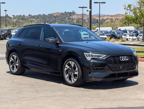 Mythos Black Metallic 2022 Audi e-tron Premium