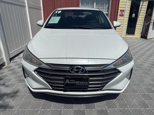 2019 Hyundai ELANTRA SE