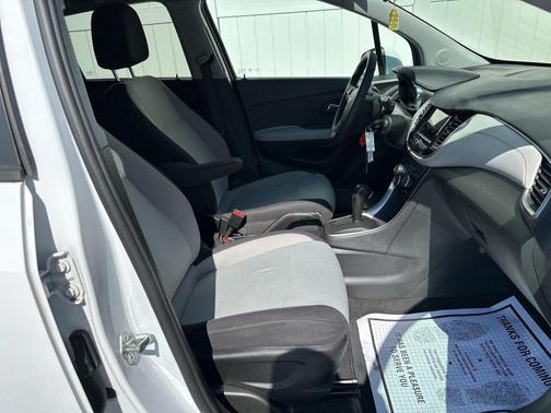 Summit White 2019 Chevrolet Trax LS