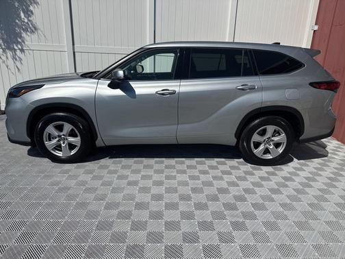 2022 Toyota Highlander LE