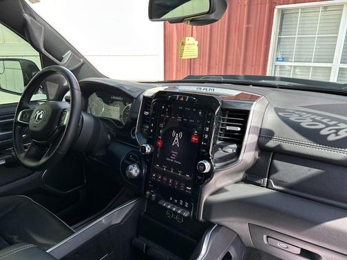 Diamond Black Crystal Pearlcoat 2020 RAM 1500 Laramie