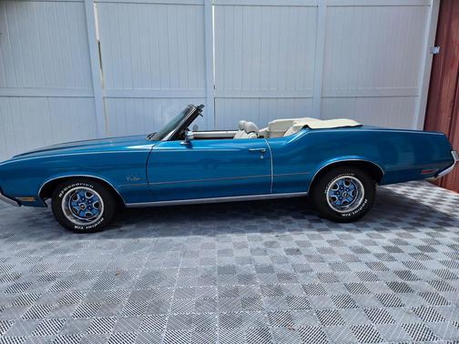 Blue 1972 Oldsmobile Cutlass Supreme
