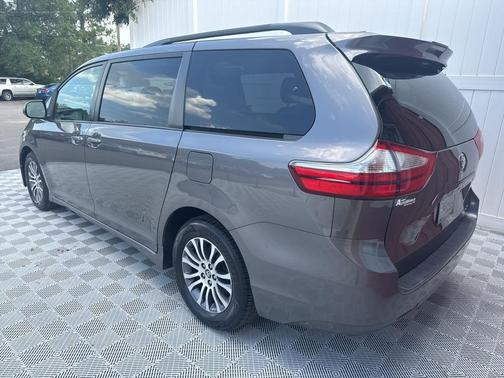 2018 Toyota Sienna XLE