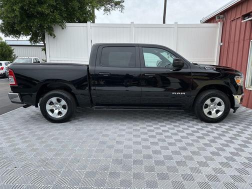 Diamond Black Crystal Pearlcoat 2022 RAM 1500 Big Horn/Lone Star