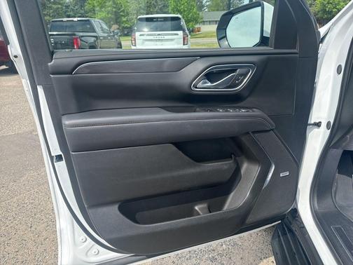 Summit White 2024 GMC Yukon 4WD AT4