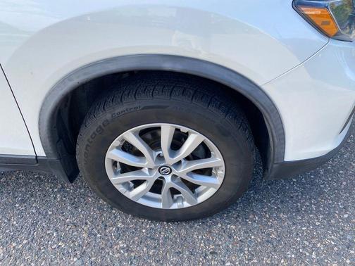 Pearl White Tricoat 2020 Nissan Rogue SV