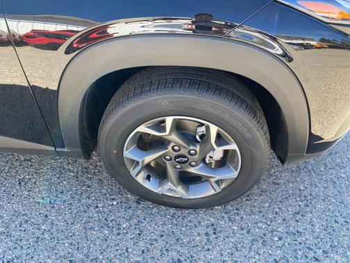 Mosaic Black Metallic 2026 Chevrolet Trax LT