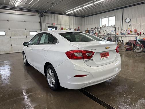 Summit White 2017 Chevrolet Cruze LT