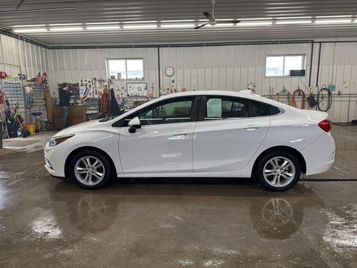 Summit White 2017 Chevrolet Cruze LT