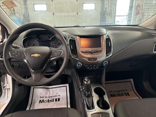 Summit White 2017 Chevrolet Cruze LT