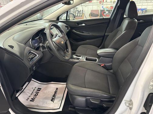 Summit White 2017 Chevrolet Cruze LT