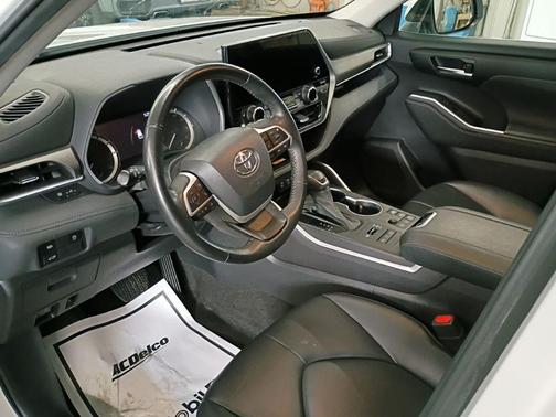 Wind Chill Pearl 2023 Toyota Highlander XLE
