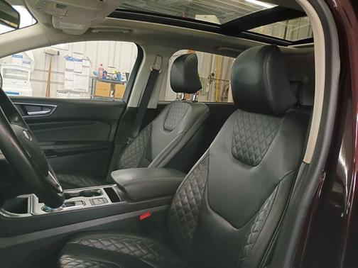 BURGUNDY VELVET MET TINT CC 2024 Ford Edge Titanium