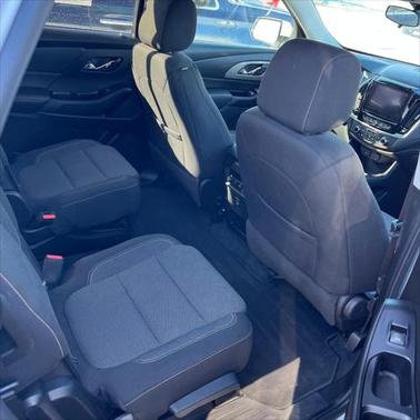 Iridescent Pearl Tricoat 2020 Chevrolet Traverse LT Cloth