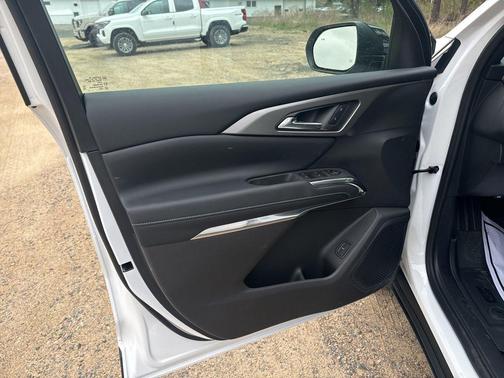 Summit White 2026 Chevrolet Traverse LT