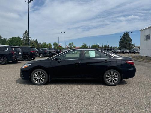 Midnight Black Metallic 2017 Toyota Camry XLE