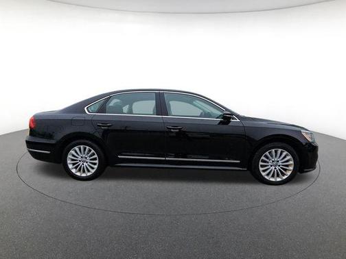 Black Uni 2016 Volkswagen Passat 1.8T SE