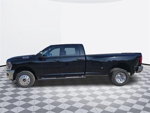 2025 RAM 3500 Tradesman Crew Cab 4x4 8' Box