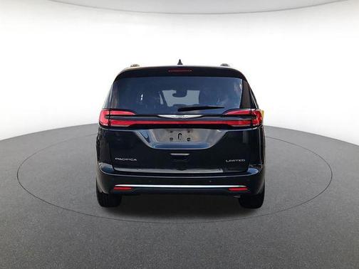 Brilliant Black Crystal Pearlcoat 2023 Chrysler Pacifica Limited