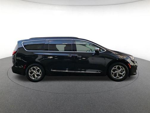 Brilliant Black Crystal Pearlcoat 2023 Chrysler Pacifica Limited