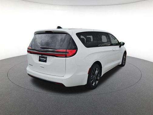 Bright White Clearcoat 2026 Chrysler Pacifica L