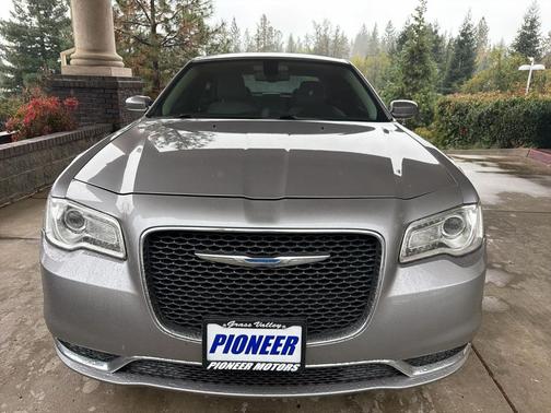 2017 Chrysler 300 Limited