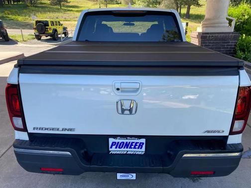 White Diamond Pearl 2017 Honda Ridgeline RTL