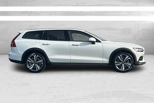 2023 Volvo V60 Cross Country B5 Plus
