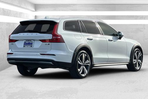 2023 Volvo V60 Cross Country B5 Plus