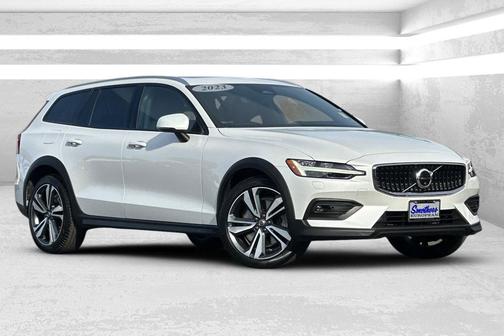 2023 Volvo V60 Cross Country B5 Plus
