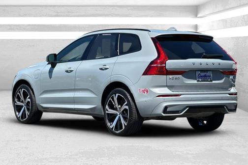 Vapour Grey Metallic 2024 Volvo XC60 Recharge Plug-In Hybrid T8 Ultimate Dark Theme