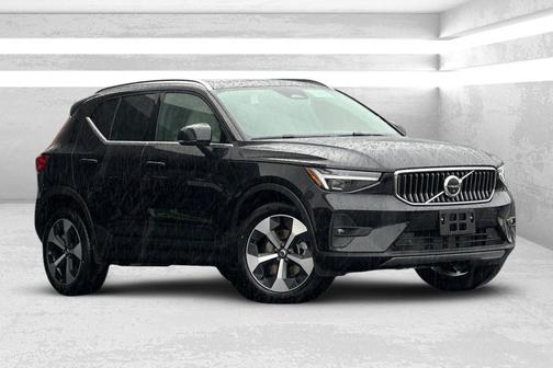 2025 Volvo XC40 B5 Plus Bright Theme