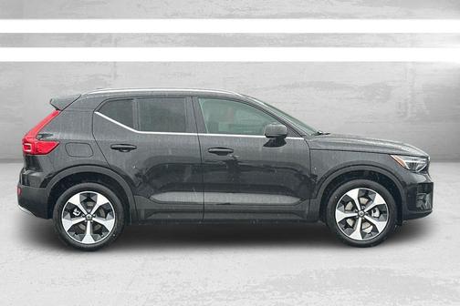 2025 Volvo XC40 B5 Plus Bright Theme