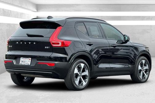 2024 Volvo XC40 B5 Core Dark Theme
