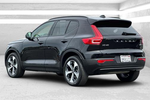 2024 Volvo XC40 B5 Core Dark Theme
