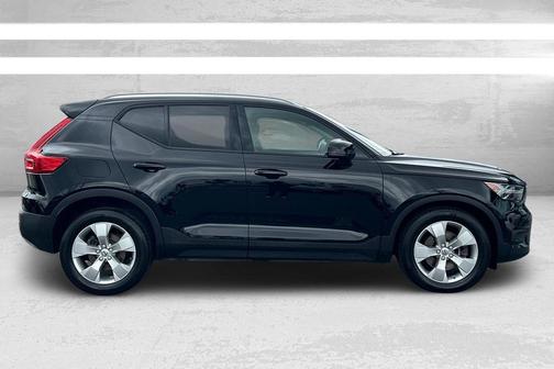 Black Stone 2020 Volvo XC40 T4 Momentum