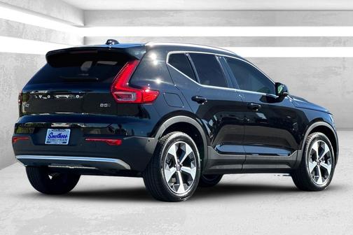 2025 Volvo XC40 B5 Plus Bright Theme