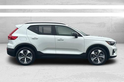 2026 Volvo XC40 Plus, B5 AWD Gas (mild hybrid), Dark