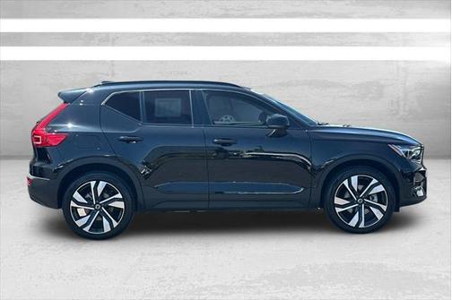 2025 Volvo XC40 B5 Plus Dark Theme