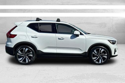 Crystal White Metallic 2023 Volvo XC40 B5 Ultimate Bright Theme