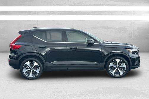 2025 Volvo XC40 B5 Plus Bright Theme
