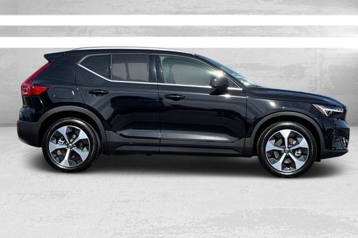2025 Volvo XC40 B5 Plus Bright Theme