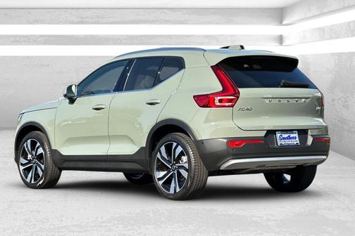 2025 Volvo XC40 B5 Ultra Bright Theme